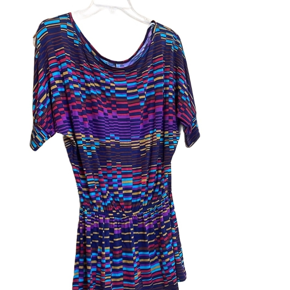 Cherish geometric pattern top size large